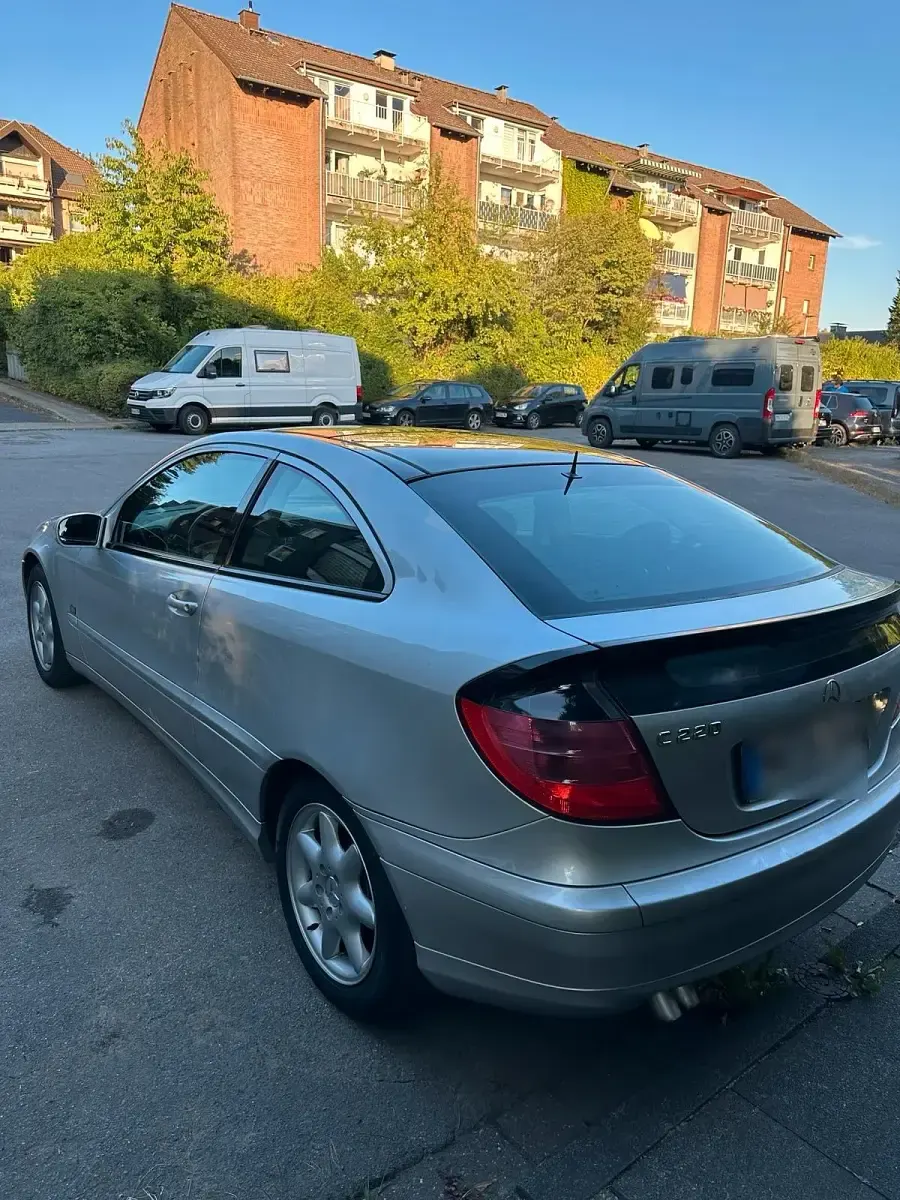 Gebraucht Mercedes C220 143 PS (105 kW) 2002 Silber Coupé