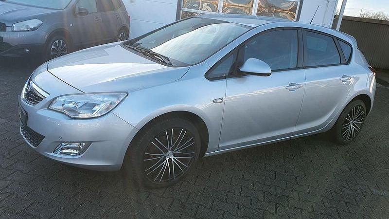 Silber Gebraucht 2011 Opel Astra Design Edition Limousine | 3.350 € (Superpreis) - Bild 1/4