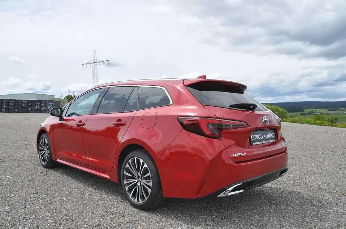 Neu Toyota Corolla 196 PS (144 kW) 2025 Rot Kombi