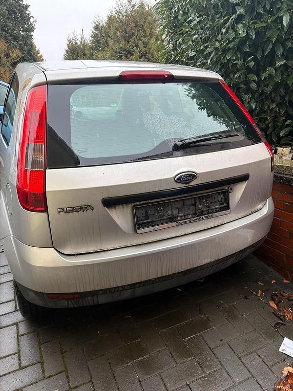 Gebraucht Ford Fiesta 60 PS (44 kW) 2004 Silber Kleinwagen