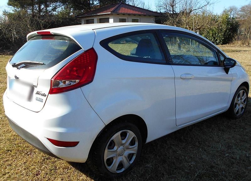 Gebraucht Ford Fiesta 60 PS (44 kW) 2012 Weiß Kleinwagen