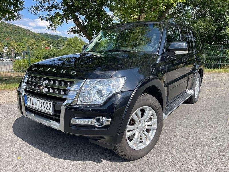 Schwarz Gebraucht 2017 Mitsubishi Pajero Edition SUV | 26.950 € (Superpreis) - Bild 1/4