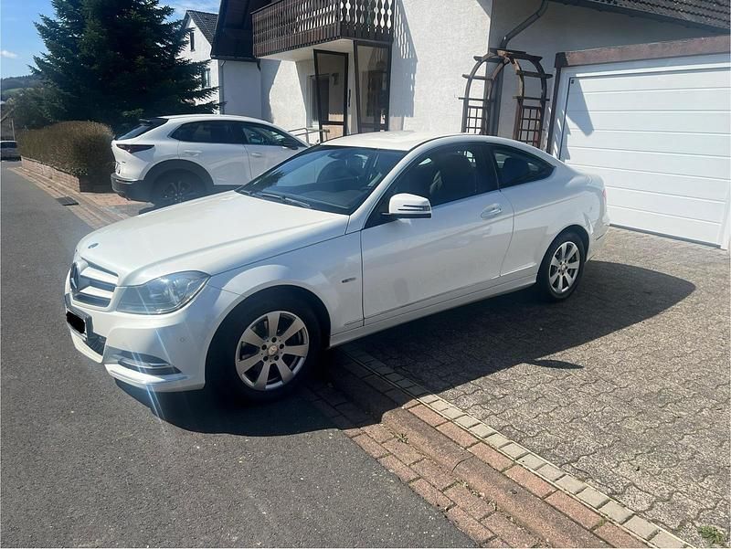 Gebraucht Mercedes 180 156 PS (114 kW) 2012 Weiß Limousine