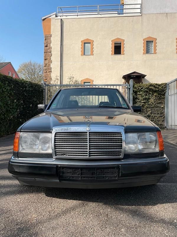 Gebraucht Mercedes E320 220 PS (161 kW) 1992 Schwarz Limousine