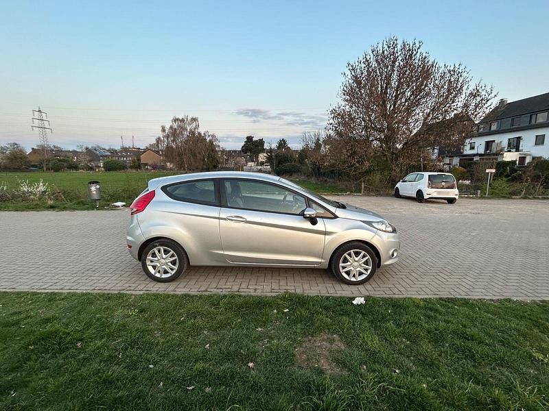 Gebraucht Ford Fiesta Ambiente 82 PS (60 kW) 2010 Silber Kleinwagen