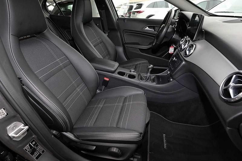 Gebraucht Mercedes GLA200 156 PS (114 kW) 2016 Metalliclack mountaingrau SUV