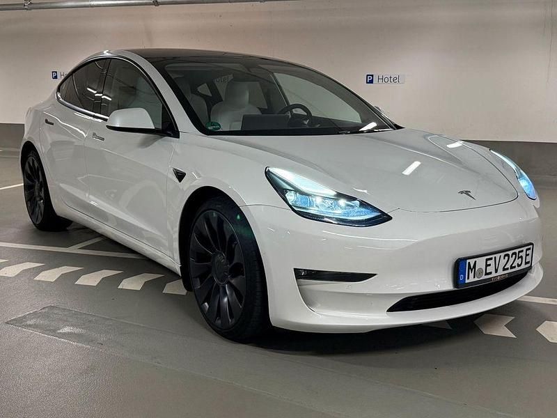 Weiß Gebraucht 2022 Tesla Model 3 Performance Limousine | 33.499 € (Teuer) - Bild 1/4