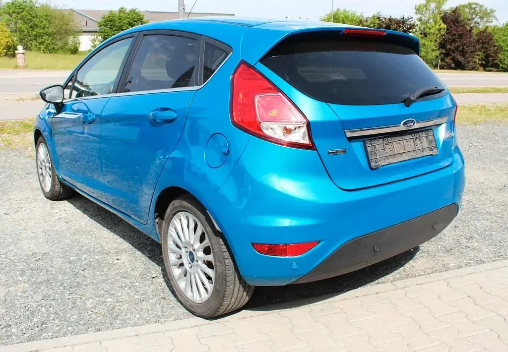 Używany Ford Fiesta Titanium 101 KM (74 kW) 2013 Niebieski Sedan/Limuzyna