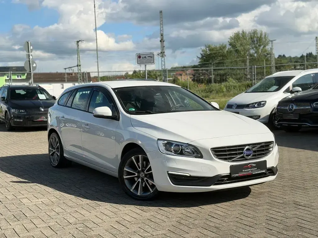 Gebraucht Volvo V60 Business Edition 150 PS (110 kW) 2015 Weiß Kombi