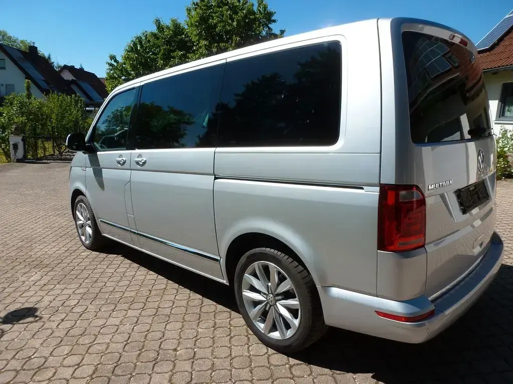 Gebraucht VW Multivan Highline 150 PS (110 kW) 2017 Grau Van / Kleinbus