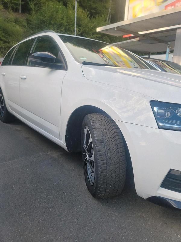 Weiß Gebraucht 2019 Skoda Octavia Sport Kombi | 21.499 € (Teuer) - Bild 1/4