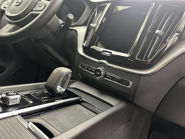 Gebraucht Volvo XC60 Momentum 197 PS (144 kW) 2022 Rot metallic SUV