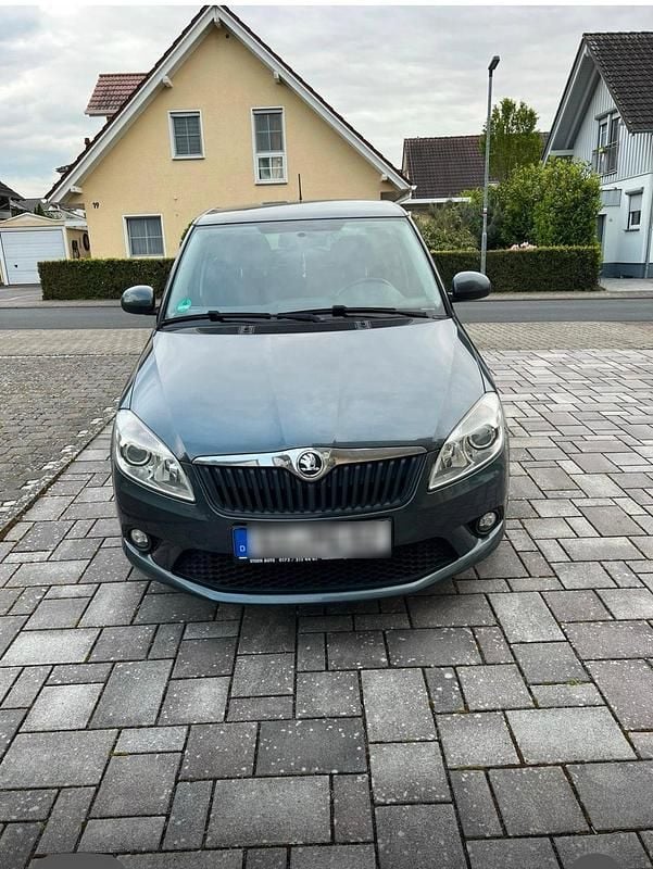 Grau Gebraucht 2014 Skoda Fabia Kleinwagen | 5.800 € - Bild 1/4