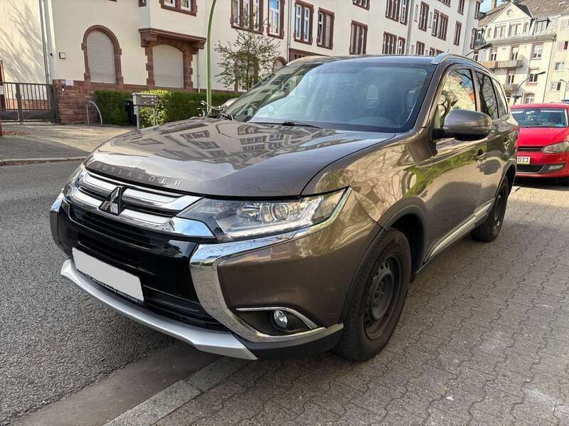 Granitbraun (m) Gebraucht 2016 Mitsubishi Outlander Plus SUV | 12.300 € (Fairer Preis) - Bild 1/4