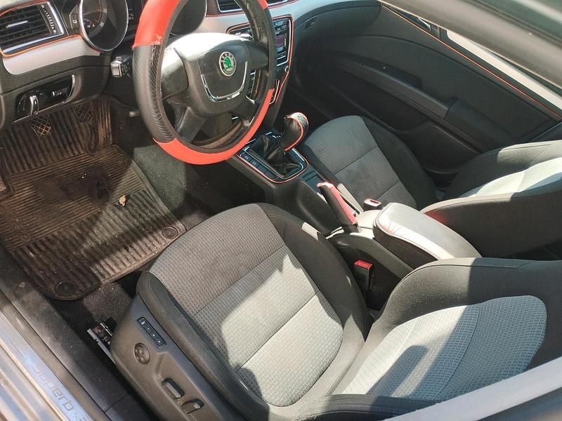 Gebraucht Skoda Superb 122 PS (89 kW) 2011 Grau Kombi