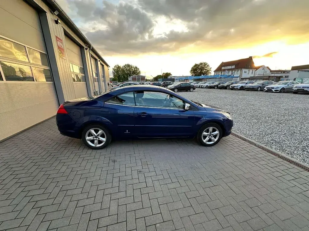 Gebraucht Ford Focus Cabriolet Trend 101 PS (74 kW) 2010 Cataniablau met. Cabrio