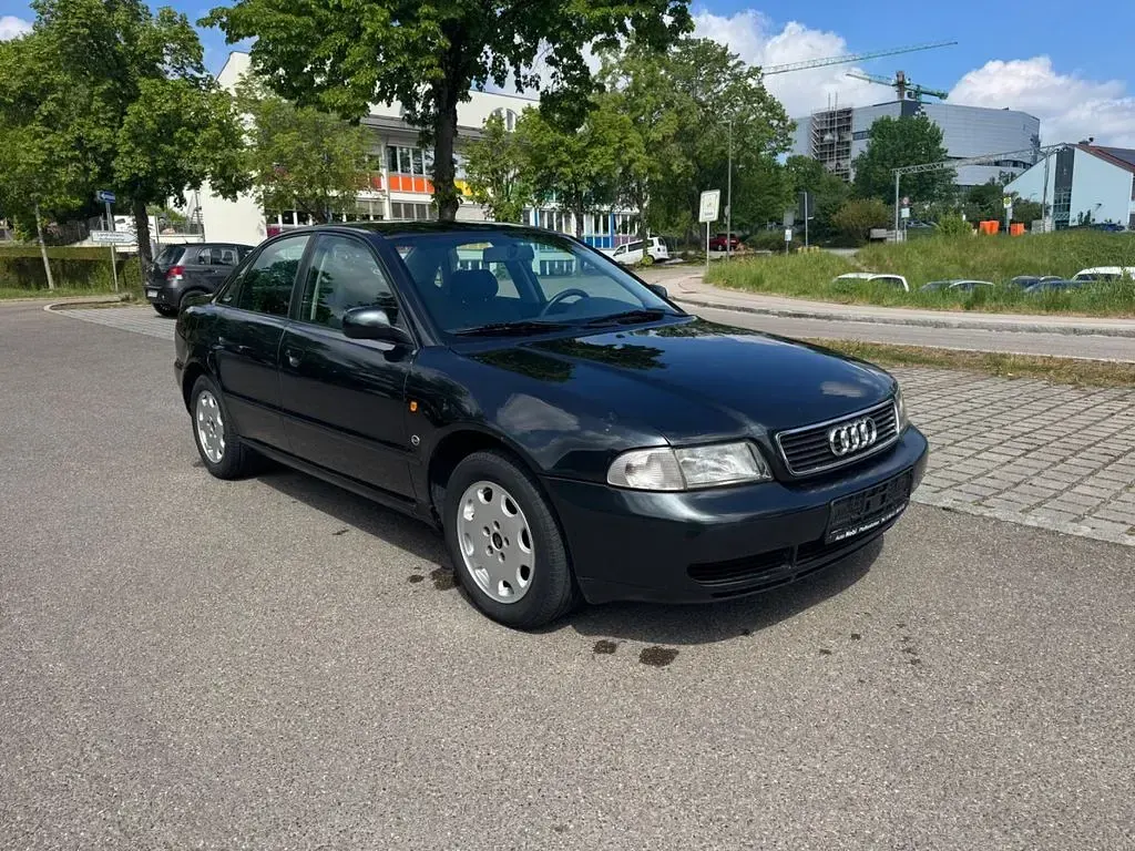 Używany Audi A4 101 KM (74 kW) 1996 Czarny Sedan/Limuzyna
