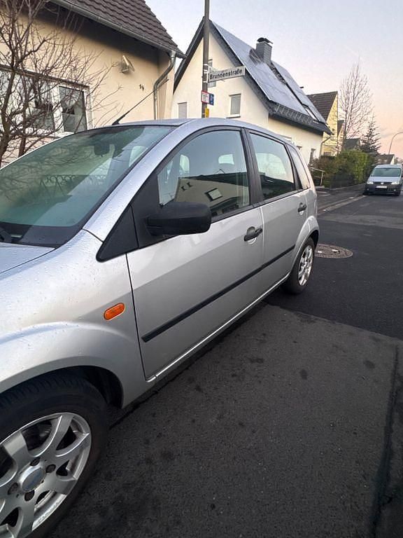 Gebraucht Ford Fiesta 75 PS (55 kW) 2005 Silber Limousine