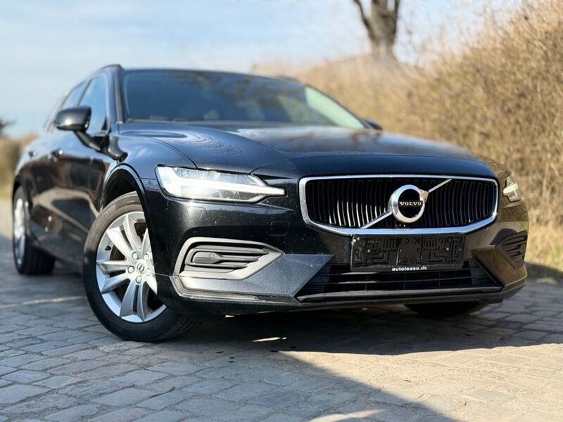 Schwarz Gebraucht 2021 Volvo V60 Momentum Kombi | 16.299 € (Superpreis) - Bild 1/4