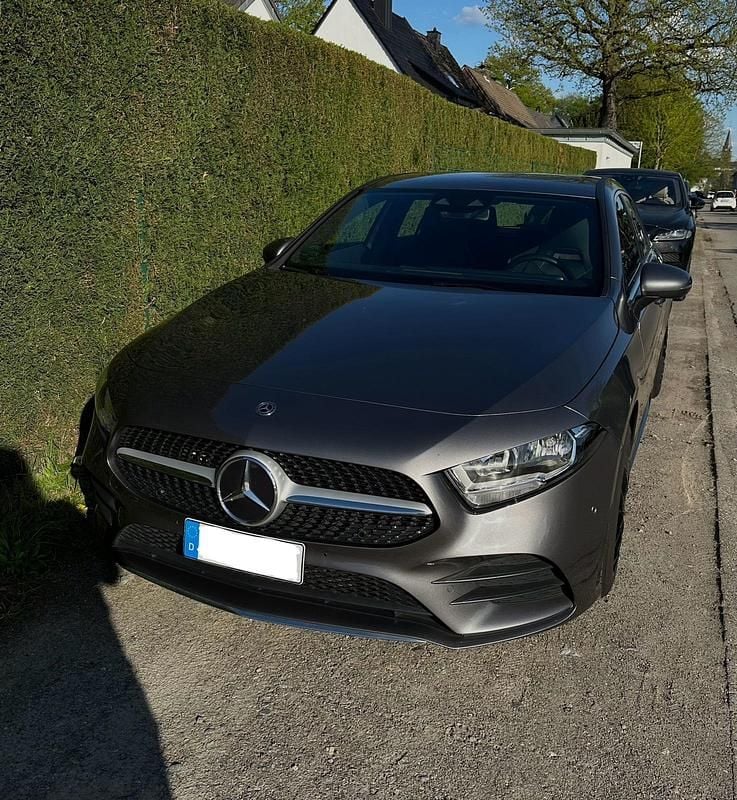 Grau Gebraucht 2019 Mercedes A200 AMG line Kombi | 25.000 € (Etwas zu teuer) - Bild 1/4