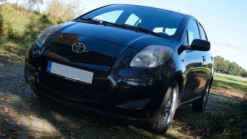 Schwarz Gebraucht 2011 Toyota Yaris Limousine | 3.250 € (Fairer Preis) - Bild 1/4
