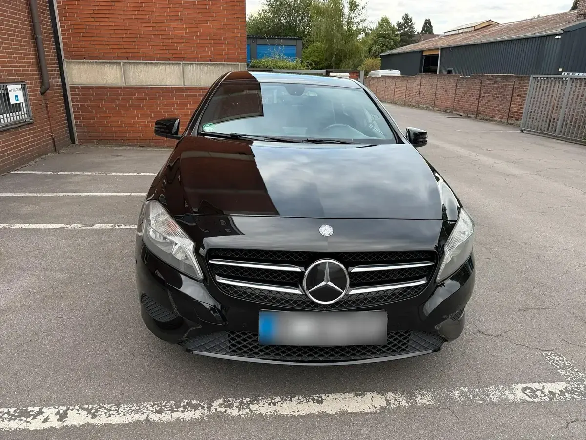 Gebraucht Mercedes A180 122 PS (89 kW) 2015 Schwarz Kleinwagen