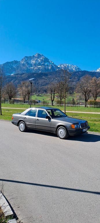 Grau Gebraucht 1988 Mercedes 200 Limousine | 10.400 € - Bild 1/4