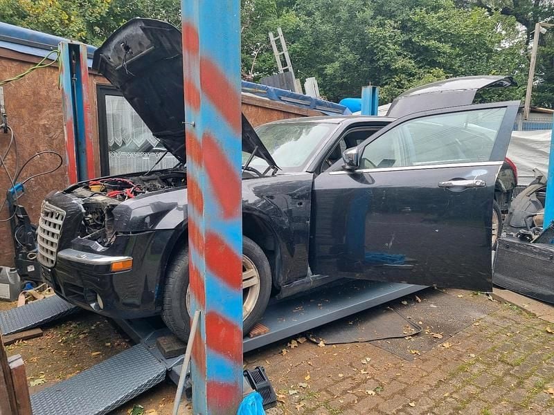 Schwarz Gebraucht 2005 Chrysler 300C Kombi | 499 € - Bild 1/4