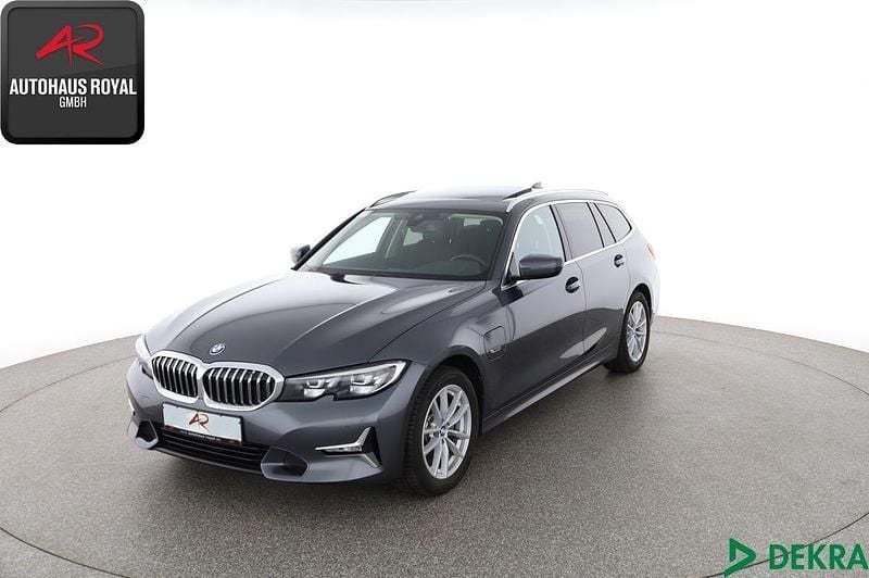 Grau Gebraucht 2021 BMW 320e Luxury Line Kombi | 23.780 € (Fairer Preis) - Bild 1/4