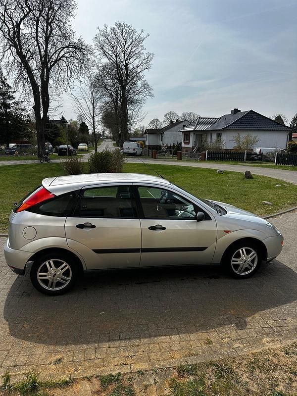 Usata Ford Focus 75 CV (55 kW) 2001 Argento Utilitaria