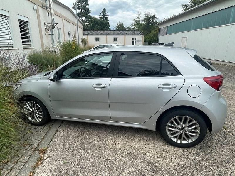 Silber Gebraucht 2019 Kia Rio DREAM-TEAM Edition Limousine | 12.000 € (Fairer Preis) - Bild 1/4