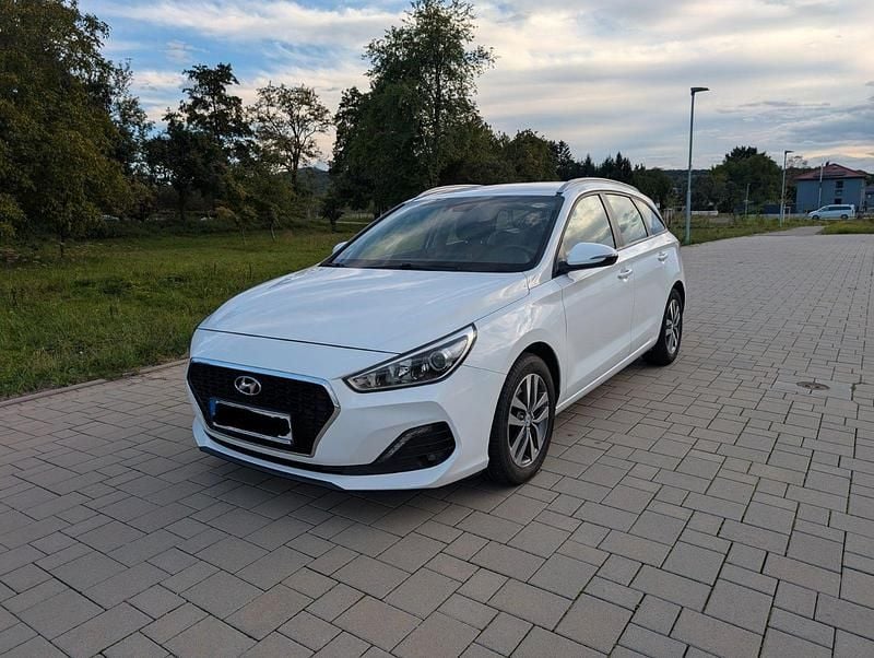Weiß Gebraucht 2020 Hyundai i30 Trend Kombi | 12.899 € (Fairer Preis) - Bild 1/4