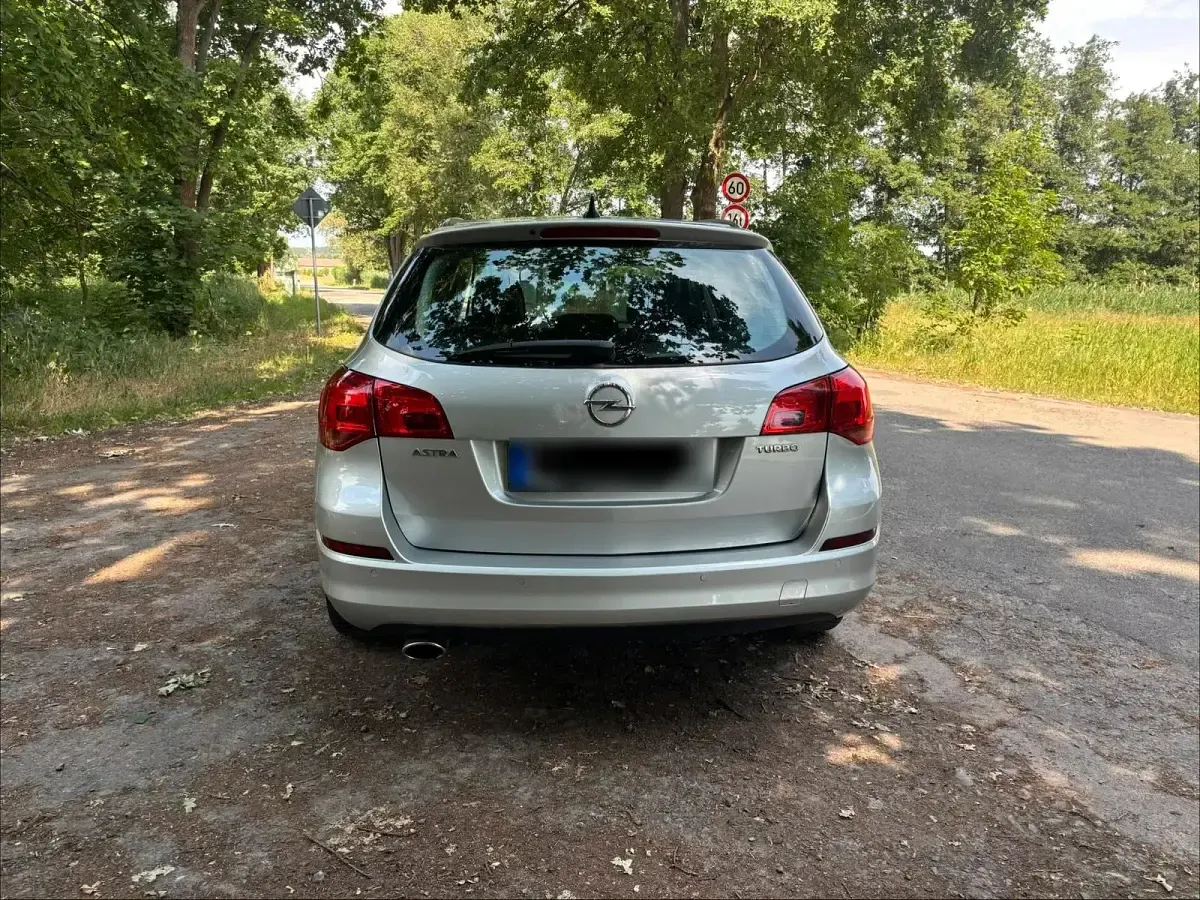 Gebraucht Opel Astra 140 PS (102 kW) 2012 Silber Kombi