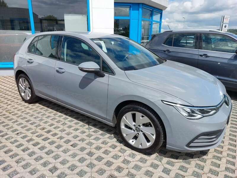 Grau Gebraucht 2021 VW Golf VIII Life Limousine | 18.200 € (Fairer Preis) - Bild 1/4
