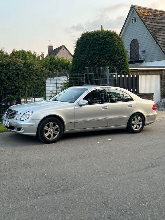 Silber Gebraucht 2002 Mercedes E200 Elegance Limousine | 4.800 € (Fairer Preis) - Bild 1/4