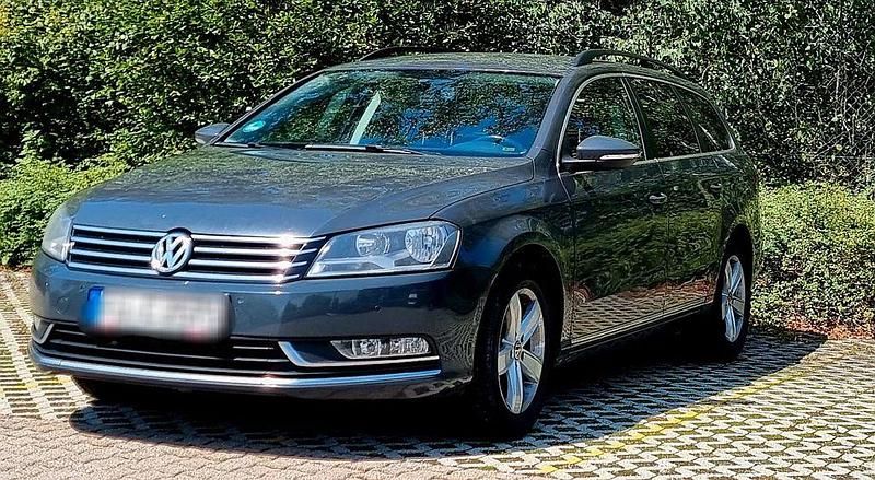 Grau Gebraucht 2012 VW Passat Limousine | 5.399 € (Fairer Preis) - Bild 1/4