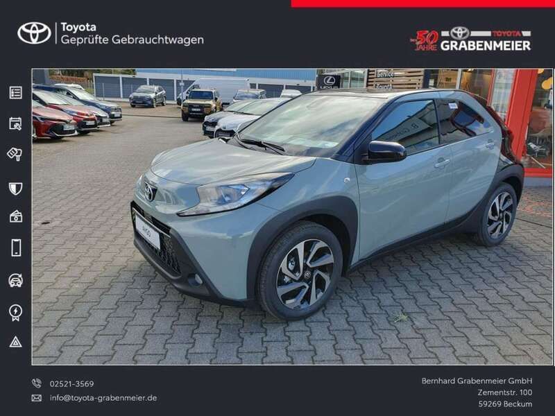 Urban khaki / night sky black Neu 2025 Toyota Aygo Kleinwagen | 19.990 € - Bild 1/4