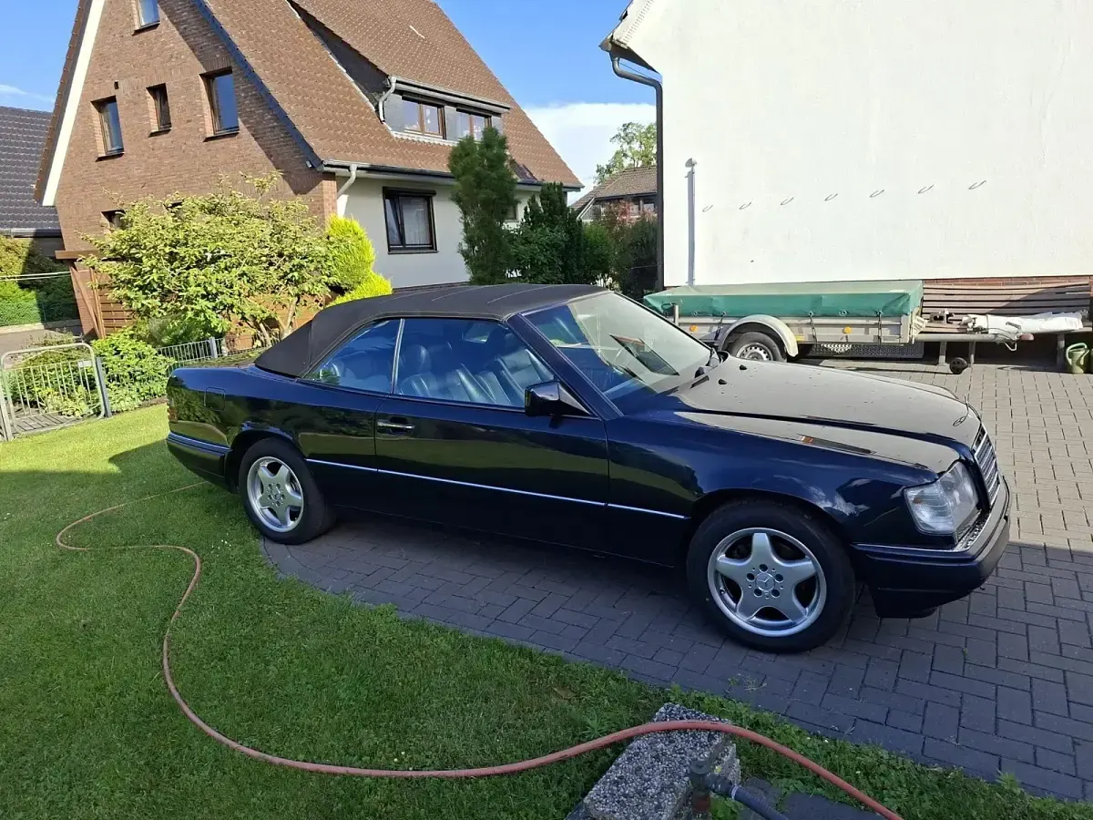 Gebraucht Mercedes E200 136 PS (100 kW) 1997 Blau Cabrio