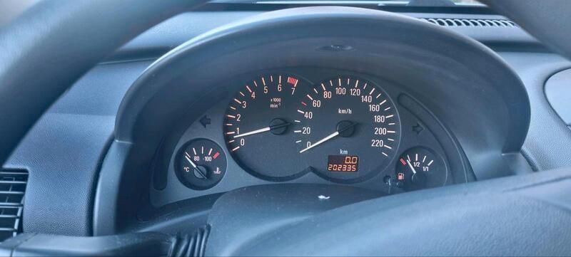Silber Gebraucht 2004 Opel Corsa Kleinwagen | 600 € (Guter Preis) - Bild 1/4