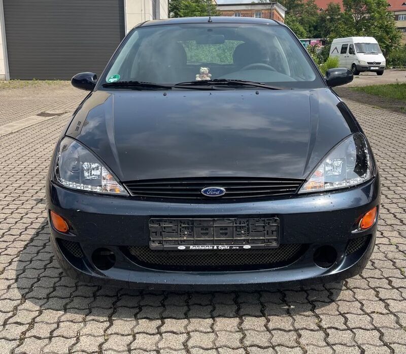 Blau Gebraucht 2000 Ford Focus Ghia Limousine | 1.300 € (Fairer Preis) - Bild 1/4