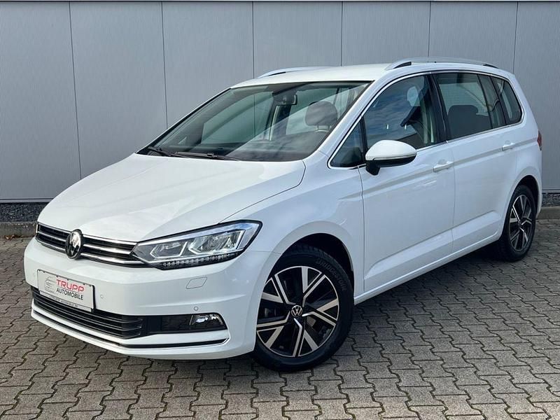Weiß Gebraucht 2021 VW Touran Highline Van / Kleinbus | 25.370 € (Guter Preis) - Bild 1/4