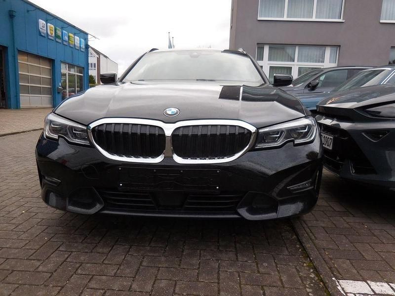 Schwarz Gebraucht 2022 BMW 320 Sport Line Kombi | 22.990 € (Fairer Preis) - Bild 1/4