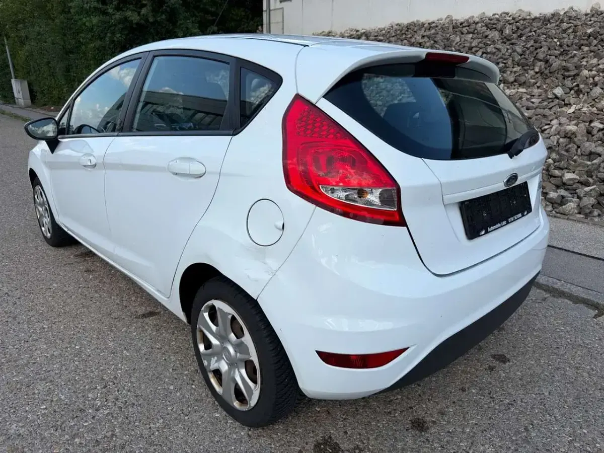 Gebraucht Ford Fiesta 82 PS (60 kW) 2012 Weiß Kleinwagen