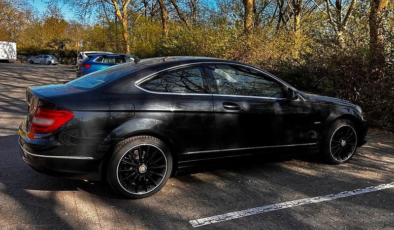 Gebraucht Mercedes C180 156 PS (114 kW) 2011 Schwarz Coupé
