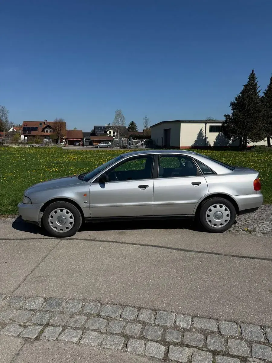 Second-hand Audi A4 101 CP (74 kW) 1995 Gri Berlinǎ