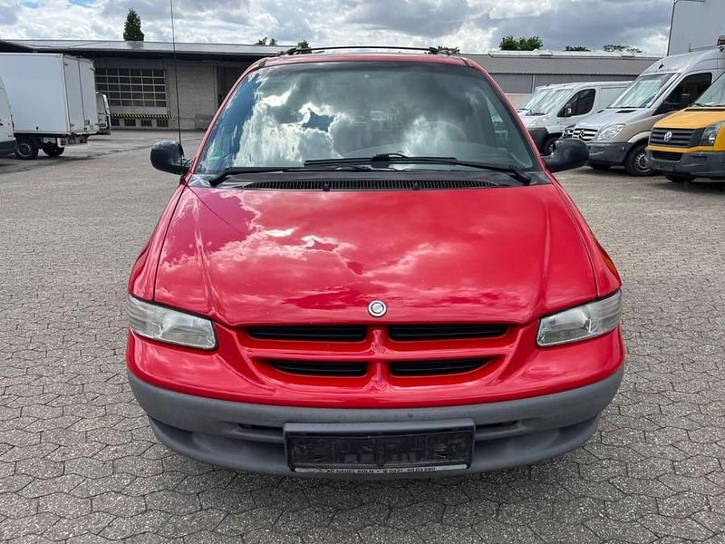 Gebraucht Chrysler Voyager 133 PS (97 kW) 1997 Rot Van / Kleinbus