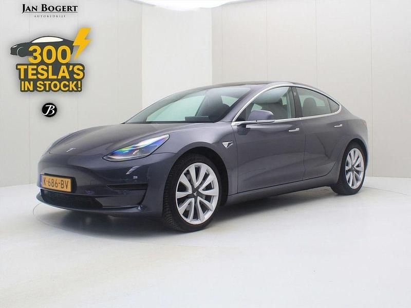 Grau Gebraucht 2020 Tesla Model 3 Standard Range Limousine | 21.900 € (Fairer Preis) - Bild 1/4