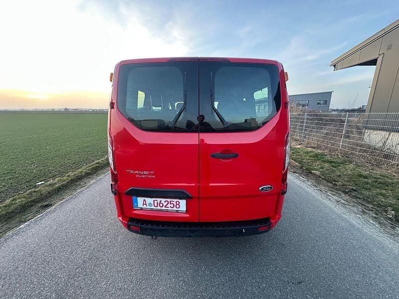 Gebraucht Ford Tourneo 105 PS (77 kW) 2018 Rot Van / Kleinbus