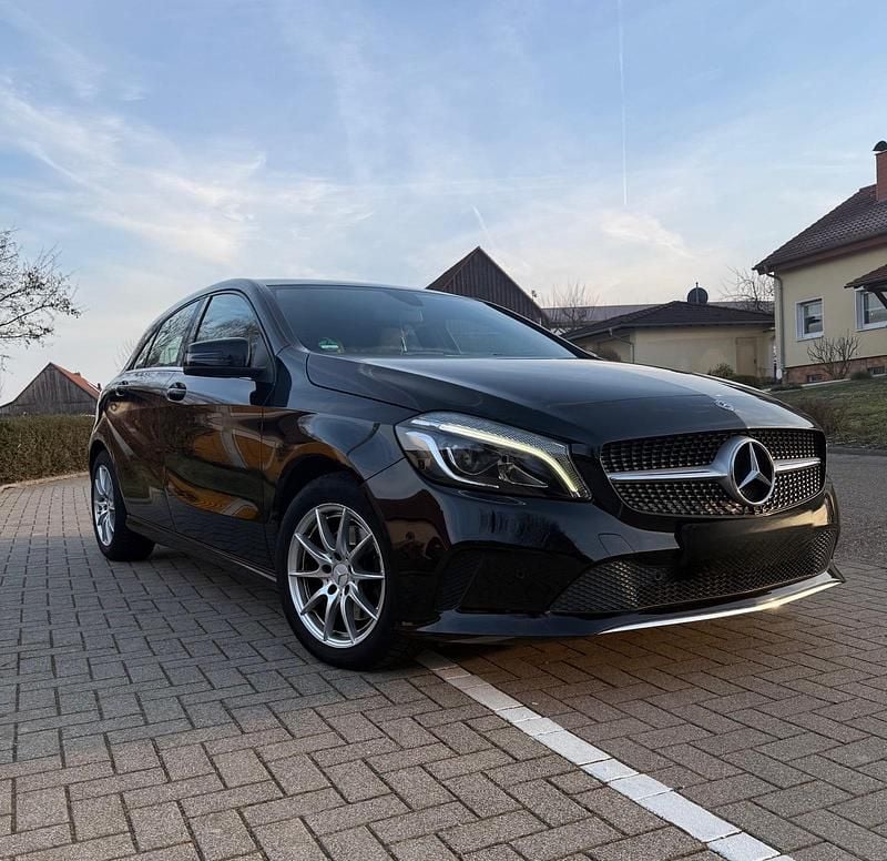 Schwarz Gebraucht 2017 Mercedes A200 Kleinwagen | 15.500 € (Guter Preis) - Bild 1/4