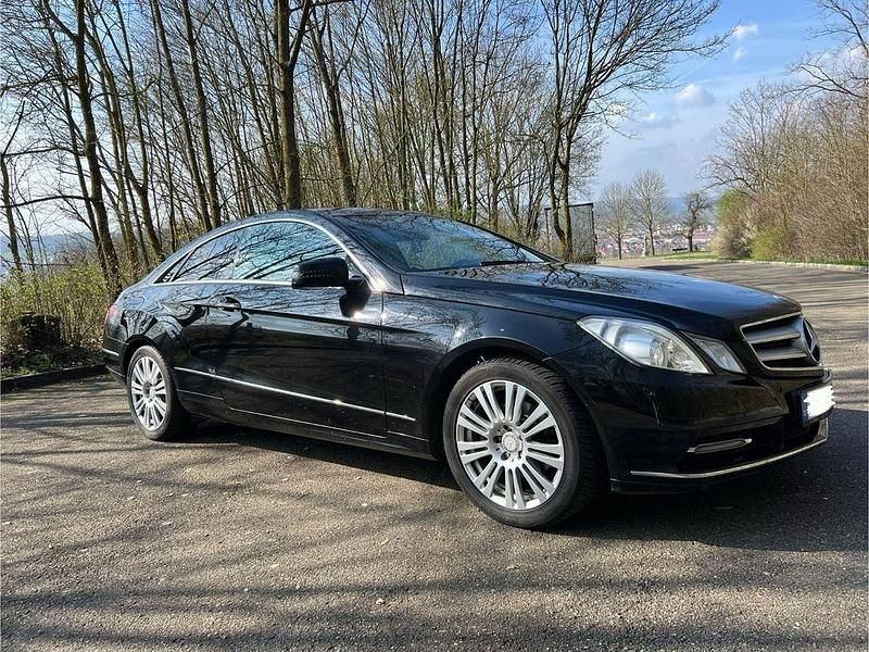 Schwarz Gebraucht 2013 Mercedes E220 Coupé | 12.000 € (Fairer Preis) - Bild 1/4